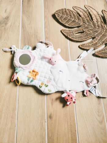 🐰Panneau d'activités multi sensorielles en tissu Nuage Pays rose marque Vertbaudet