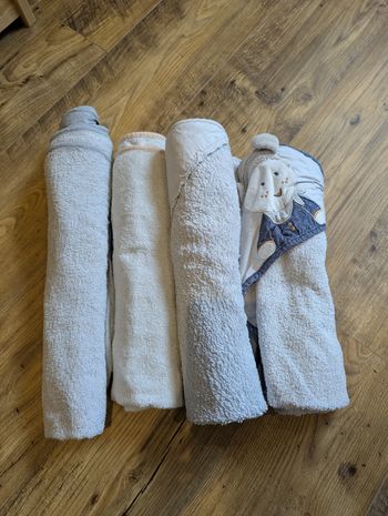 Lot 4 capes de bain + 1 peignoire