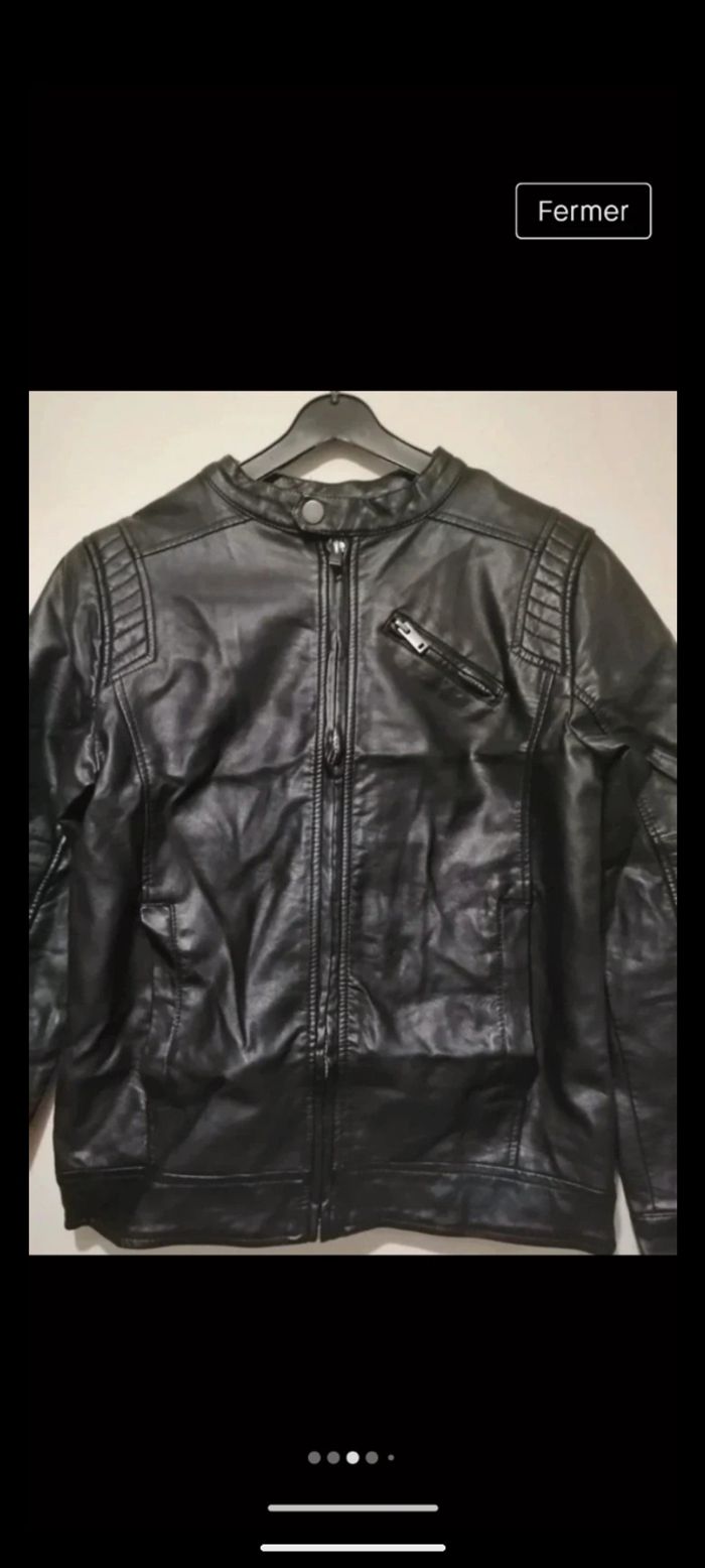 Beau blouson Kiabi en simili cuir noir. Taille 12 ans