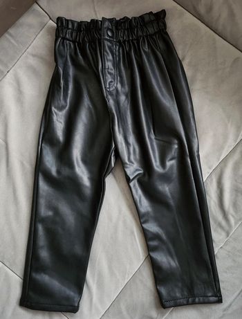 Pantalon chino simili cuir Zara