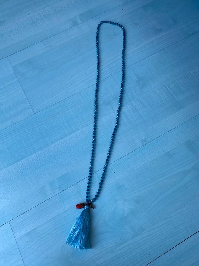 Sautoir perles bleues avec pompon et rose saoya