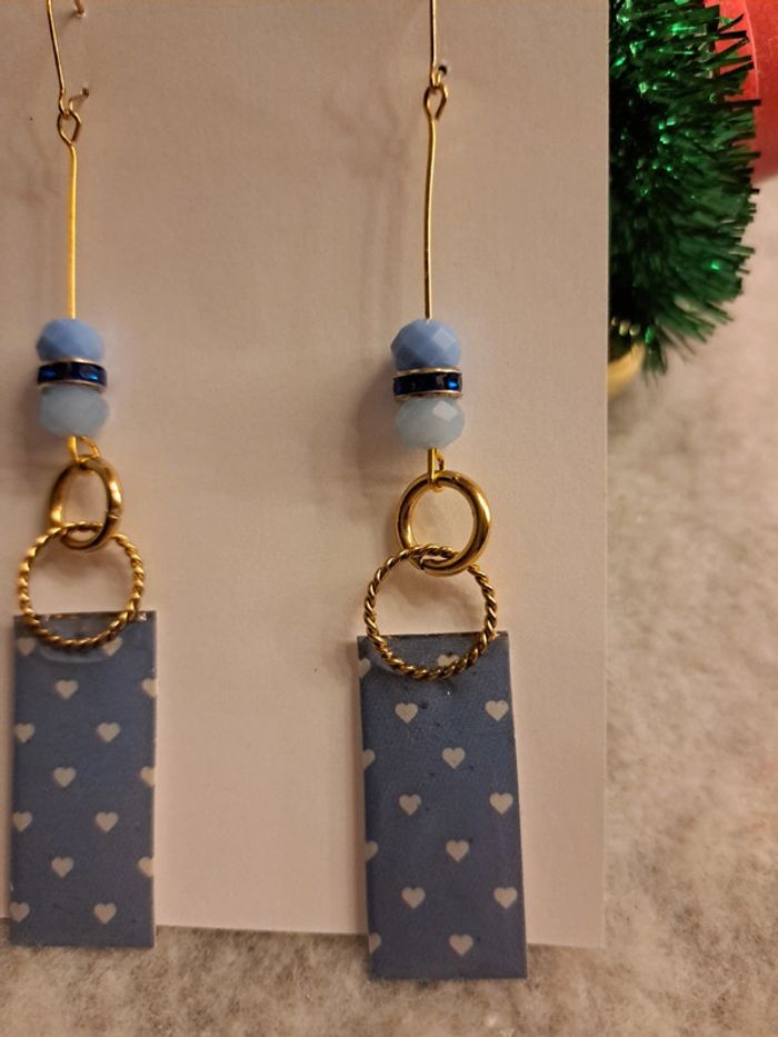 Boucles d'oreilles pendante en résine bleu et doré - photo numéro 4