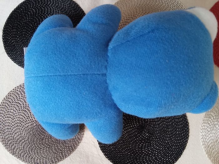 Doudou ours bleu blanc Musti jouet Mustela vintage ancien des années 90  1997  assis modèle petit nez brodé bout bras blanc  yeux durs  autour 15 cm  +/- - photo numéro 6