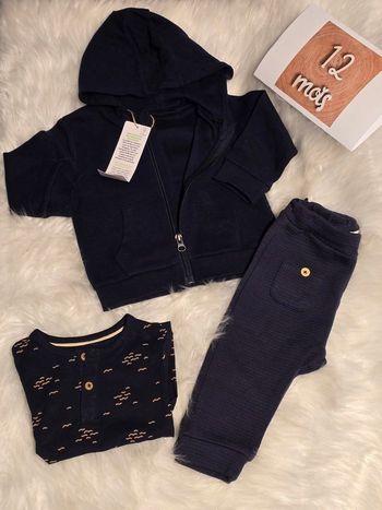 Neufs!!!!💙😍🤩  superbe ensemble   sweat zippé, teeshirt mc. Pantalon 12 mois garçon 💙 🤩😍