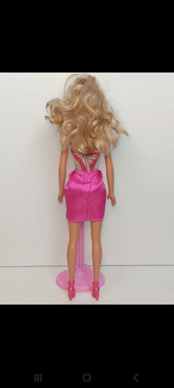 Poupée mattel barbie ensemble rose arc-en-ciel fashion 
Poupée et ensemble compris - photo numéro 4