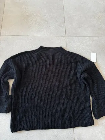 Pull noir, neuf avec étiquette, aisselle à aisselle 75cm taille XL, ample