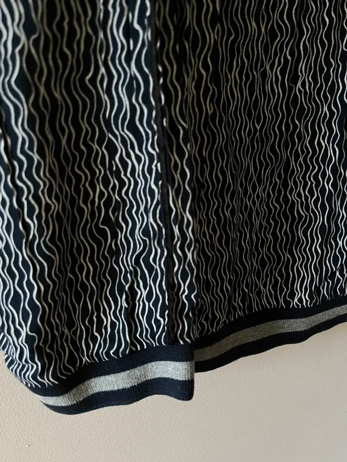 Magnifique blouse encolure en V || en coton et modal || taille M || blanc et bleu foncé - photo numéro 3