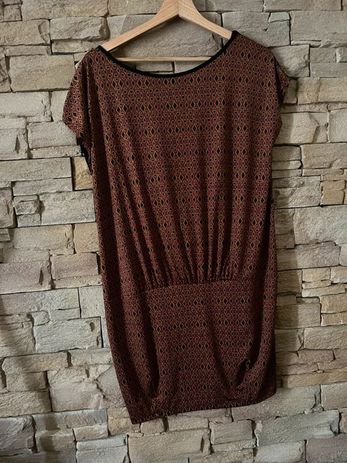 Robe dos nu neuve taille 10 correspond à un M