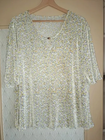 Joli haut femme blanc jaune comme neuf gaufré tbe porté 1 fois 50/52 étiquette coupée