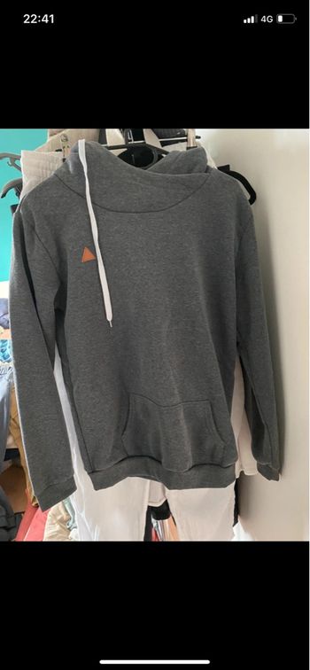 Pull gris à capuche