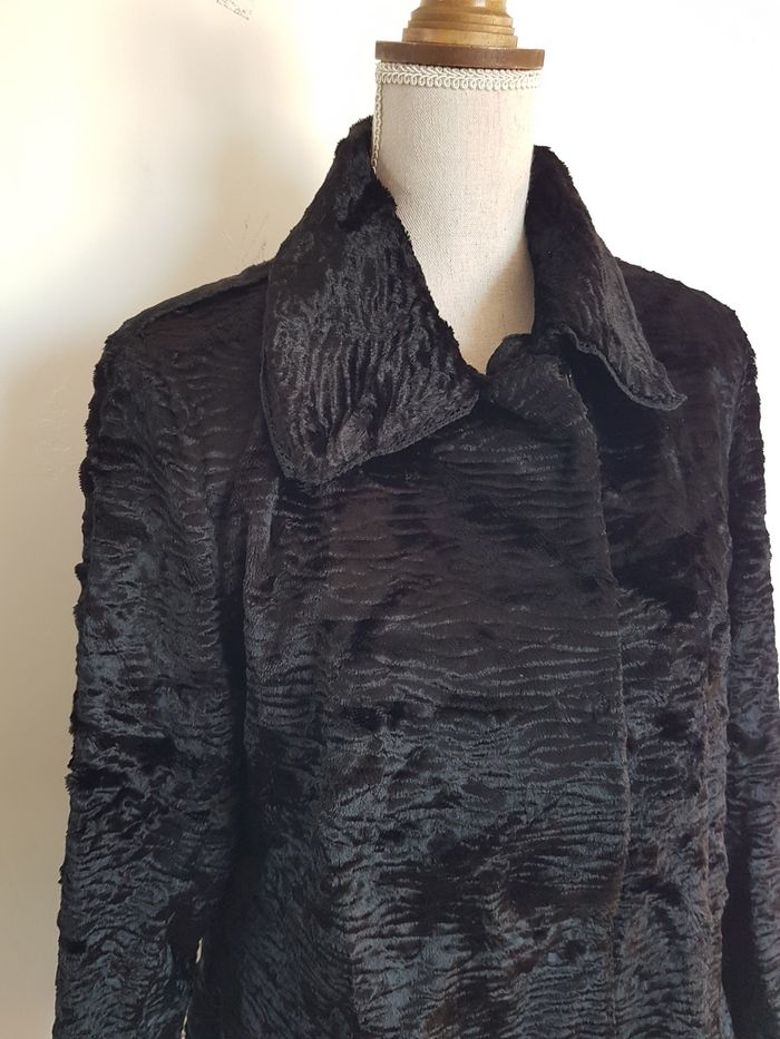 Manteau court noir, aspect fausse fourrure. C&A. Taille XL 44, 56cm aux aisselles, 66cm de haut. - photo numéro 2