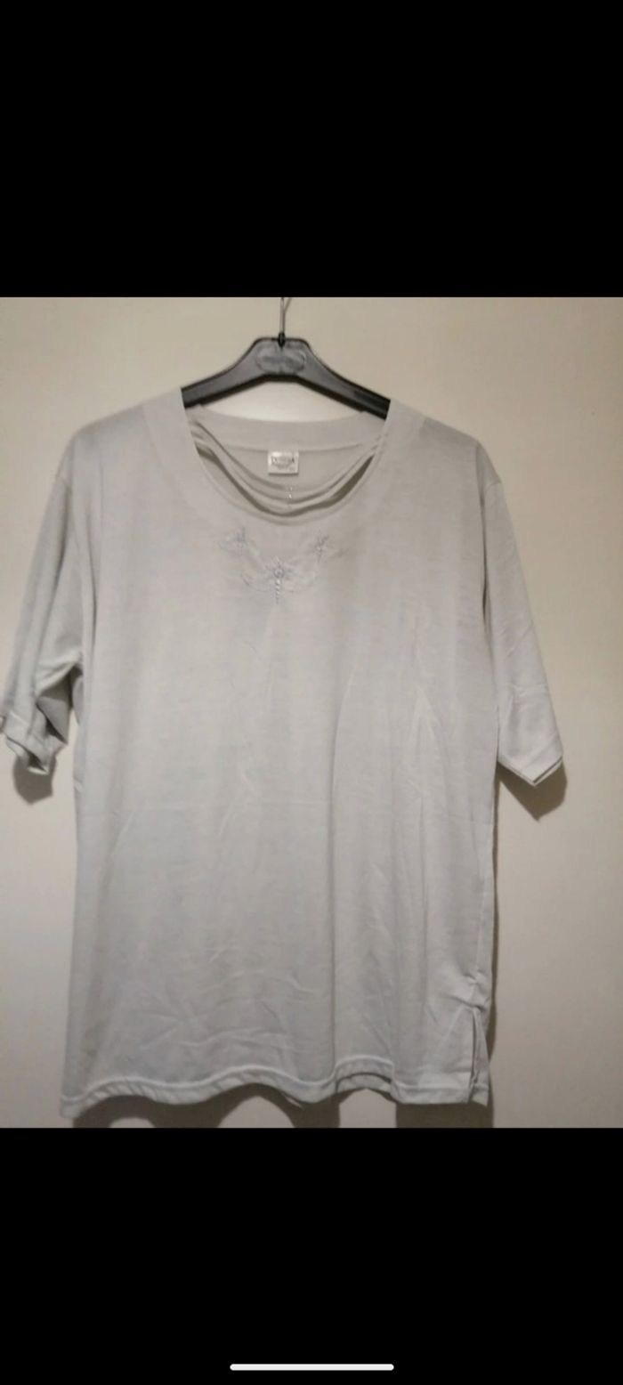Beau tee shirt gris clair Romesa. Taille 44