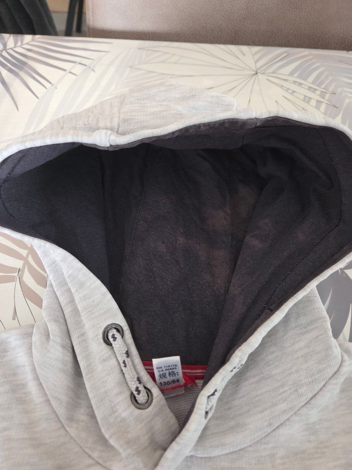 Pull capuche gris dessin ballon - photo numéro 4