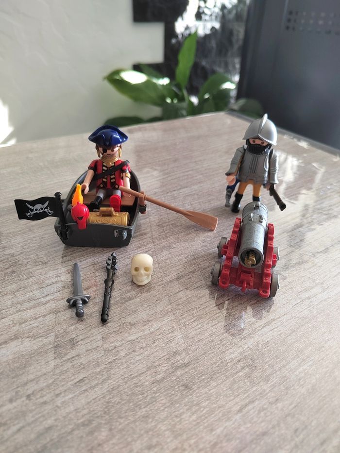 Chevalier et pirate playmobil en très bon état