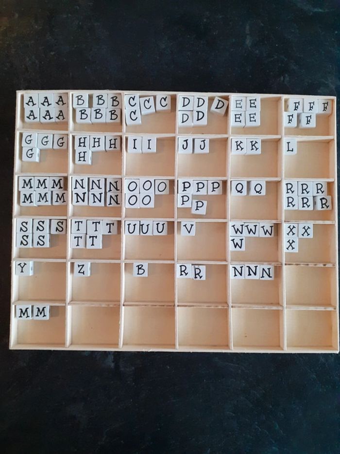 Perles en bois formes carrées à enfiler motif lettres