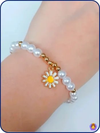 Bracelet perles blanches avec pendentif marguerite –  tendance été plage