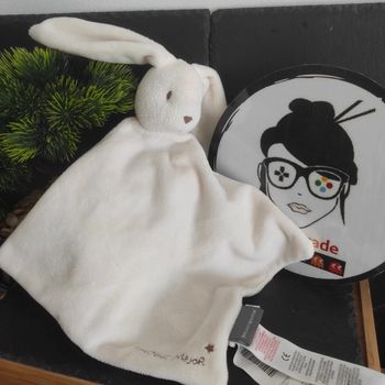 Doudou carré plat blanc crème brodé Sergent Major lapin marron