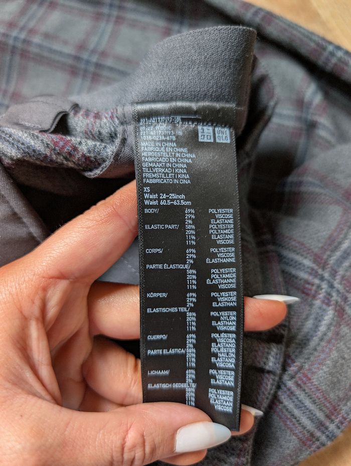 Pantalon droit ajusté gris à carreaux style old school tendance automnal. Taille élastique, 60-63cm matière type lainage. Marque Uniqlo Taille 34 XS
Très bon état - photo numéro 9