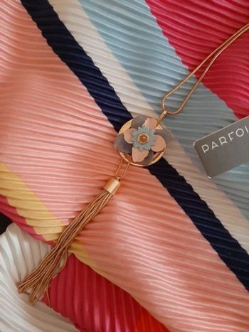 Long collier avec pendentif parfois neuf