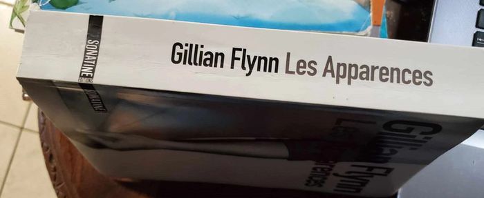 Les apparences de Gillian Flynn Ed. Sonatine - photo numéro 3