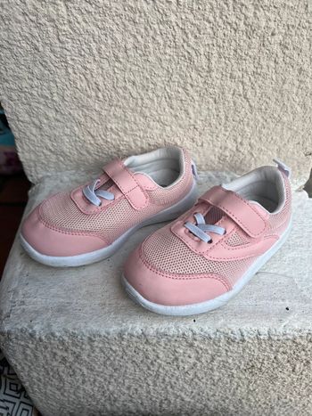 Paire de baskets fille pointure 26 bon état