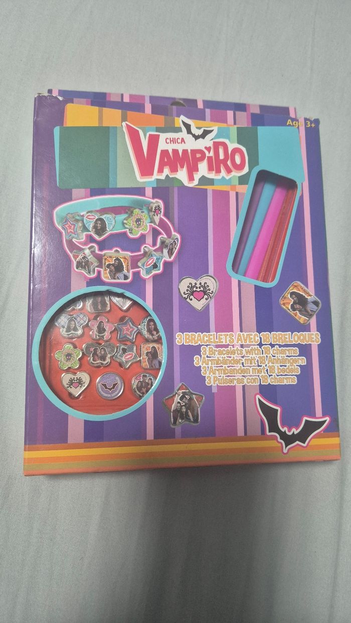 3 bracelets avec 18 breloques Chica vampiro