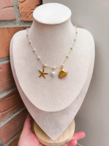 Collier doré et perles blanches avec coquillage et étoile de mer