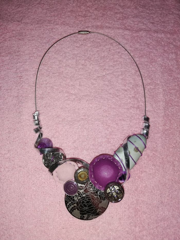 Collier artisanal fushia