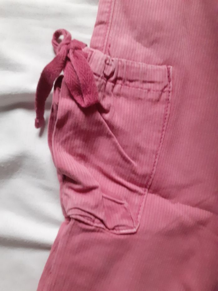 Pantalon vieux rose motif fleurs avec poches de chaque côtés - photo numéro 3