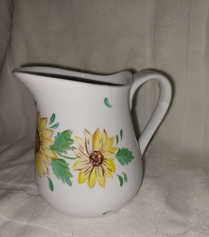 superbe broc carafe pichet signé DMS fait main motif tournesol fleurs