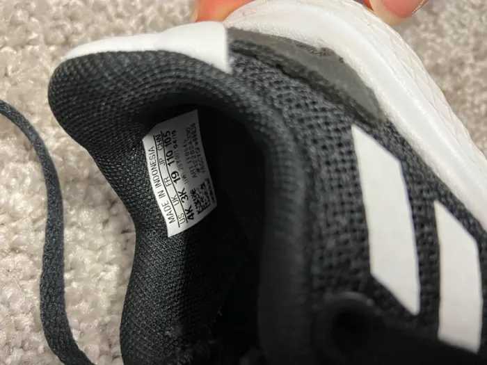 baskets Adidas noires et blanches - excellent état - taille 19 - photo numéro 4