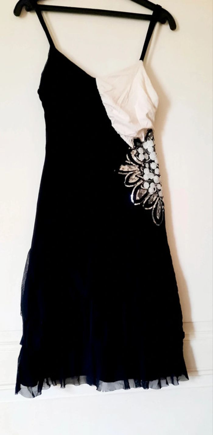 Robe noire et blanche