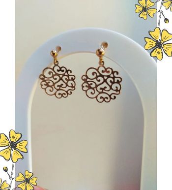 Boucles d’oreilles dorées rondes ajourées – design en fil, élégantes et neuves