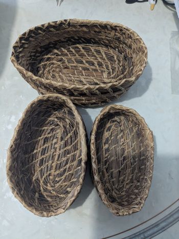 Magnifique ensemble de corbeilles tressées gigognes vintage. De