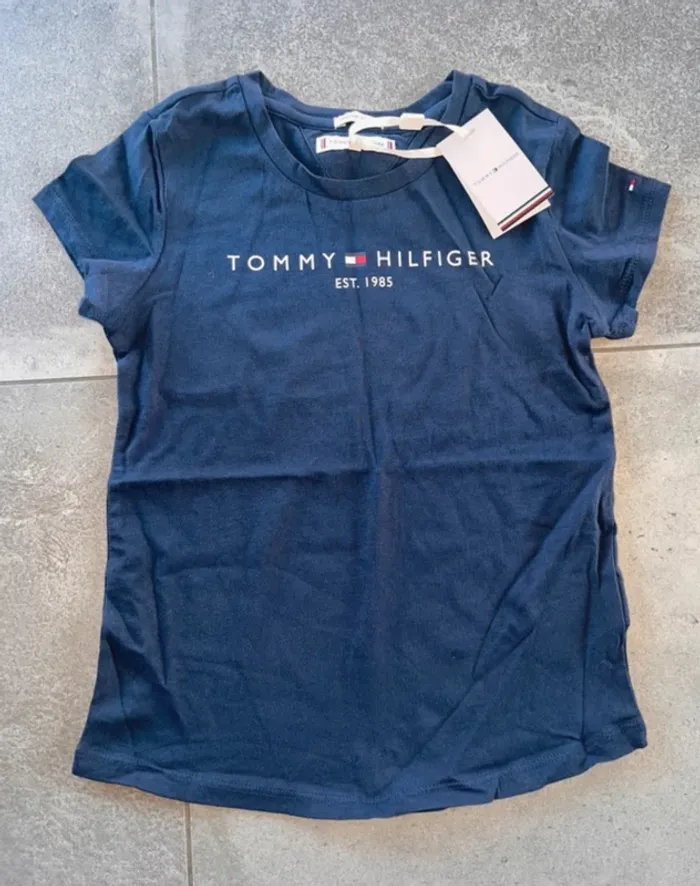 T shirt tommy Hilfiger 8 ans Neuf étiquette