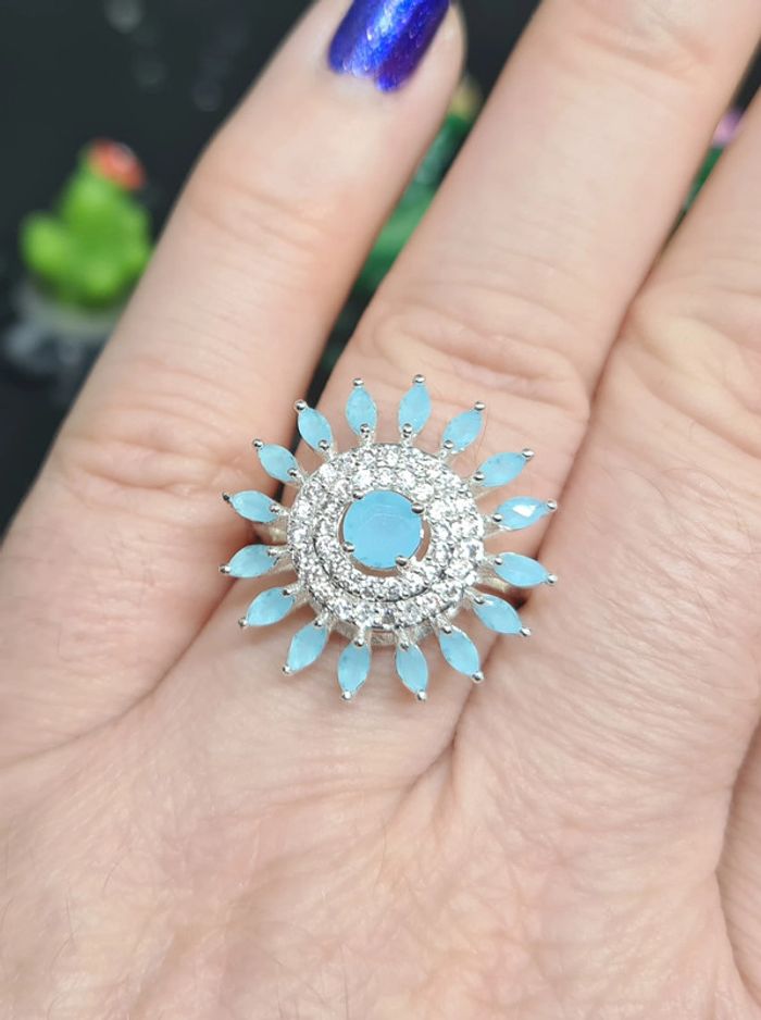 Magnifique Bague fantaisie argentée avec zirconiums et pierres bleues