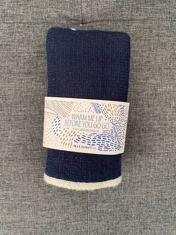 🧣 Foulard en maille My Little Box – Bleu marine & crème – Neuf