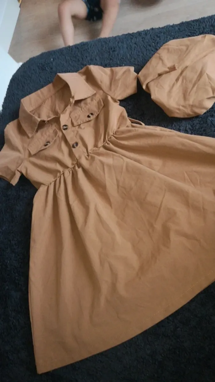 Petite robe marron avec berret neuf