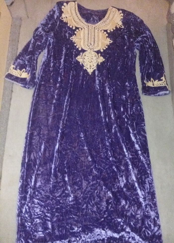 🌺 belle robe de nuit en velours violet et brodée seulement 8 eur 🌺