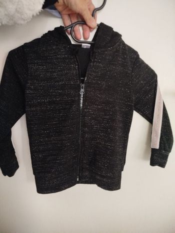 #kytie5ansfille. Gilet zippé a capuche manches longues taille 5 /6 ans