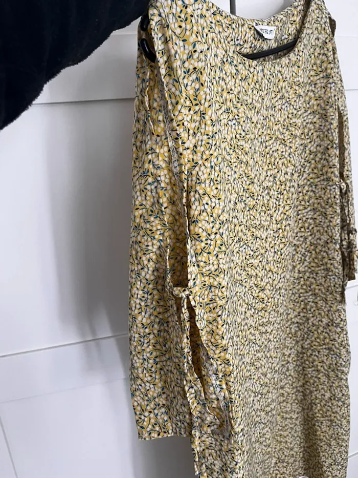 Robe jaune fleurs avec manches dénudées à lacets - photo numéro 4