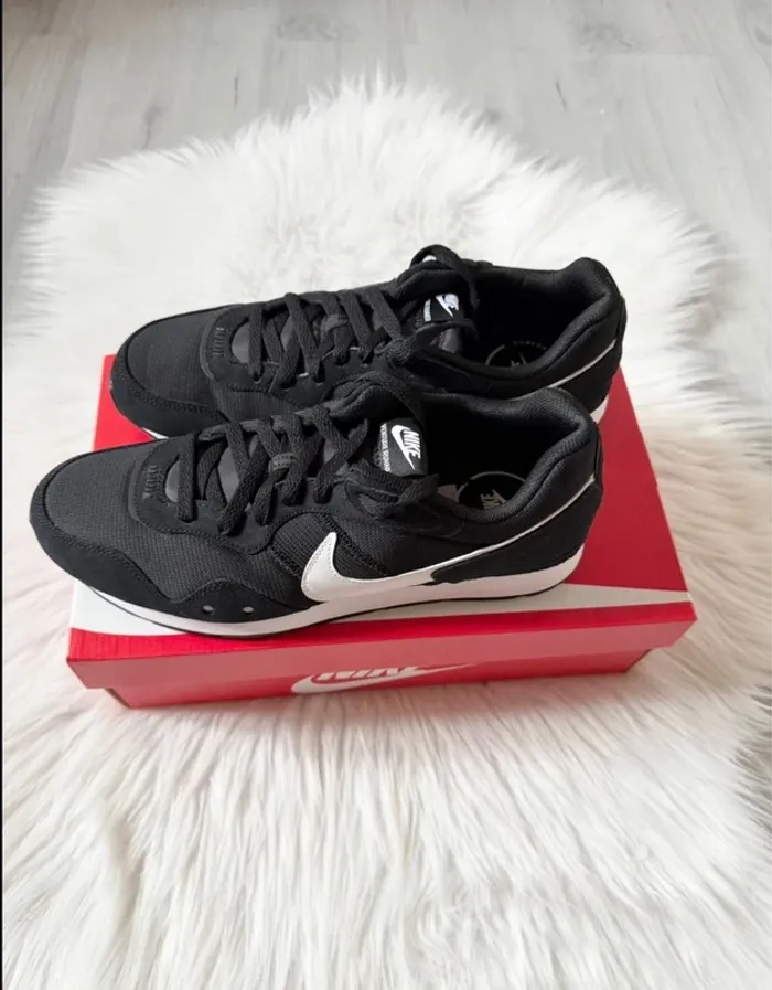 Nike Venture Runner – Taille 44,5 – noir/blanc – Neuf avec étiquette - photo numéro 3