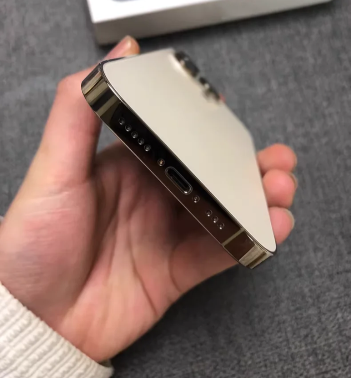 Une iphone quatorze pro max - photo numéro 4