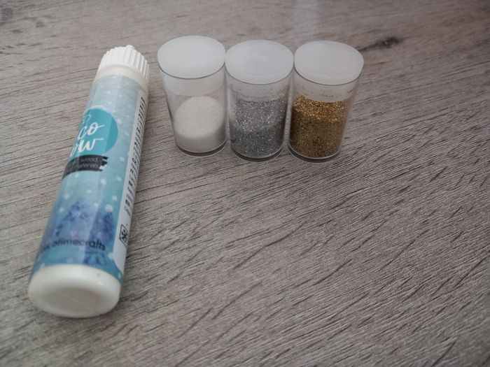 Petits pots de paillettes argentés, blanches et or avec colle