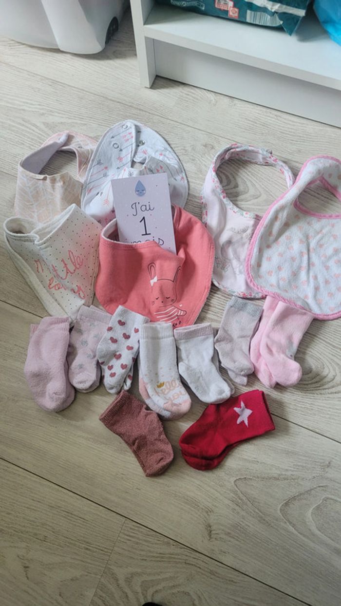 Lot bavoirs chausettes