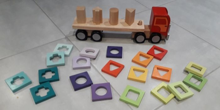 camion janod en bois avec ses pièces en bois à empiler - photo numéro 2
