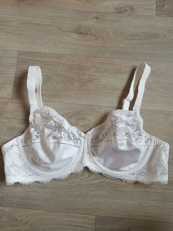 Soutien gorge 100B triumph  blanc neuf avec armature et dentelle 