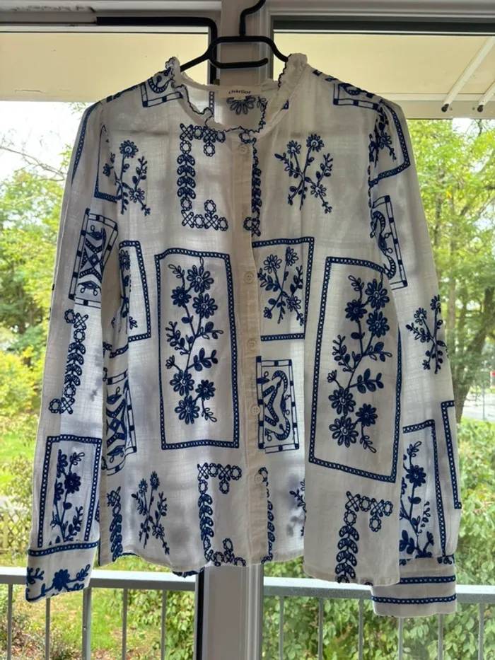 Chemisier blanc avec des motifs bleus