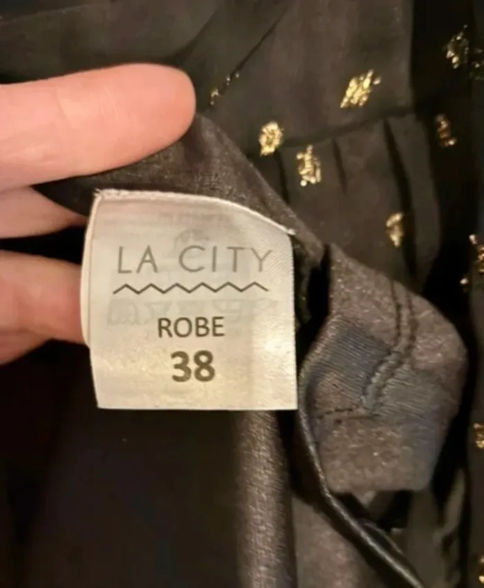 Robe noire élégante à détails dorés La City taille 38 - photo numéro 8
