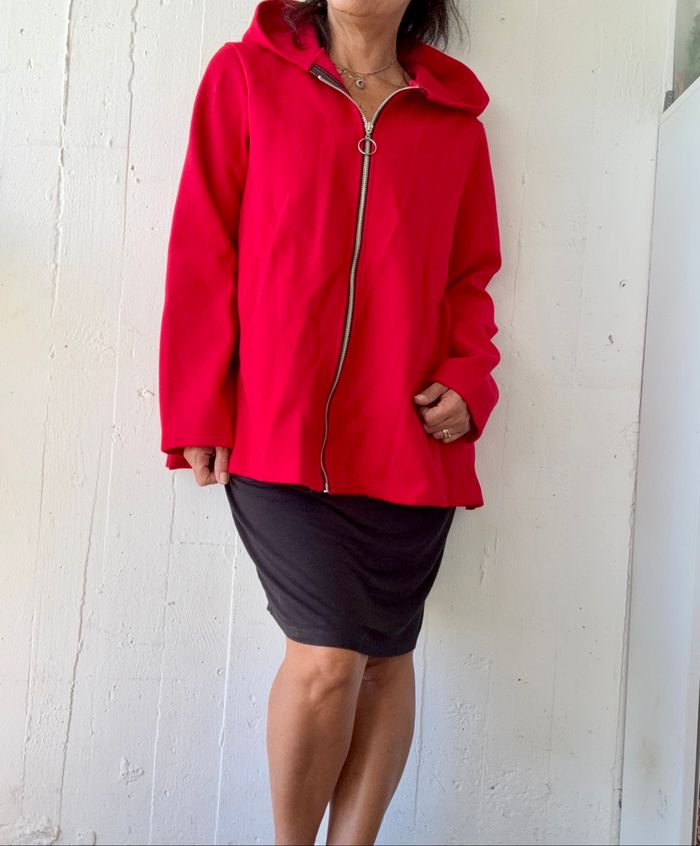 Veste manteau plissée au dos de couleur rouge. - photo numéro 3